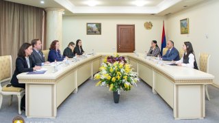 Քննչական կոմիտեի նախագահի տեղակալ Արսեն Այվազյանն ընդունել է ՀՀ-ում ԱՄՆ դեսպանատան հյուպատոսական բաժնի ղեկավարին